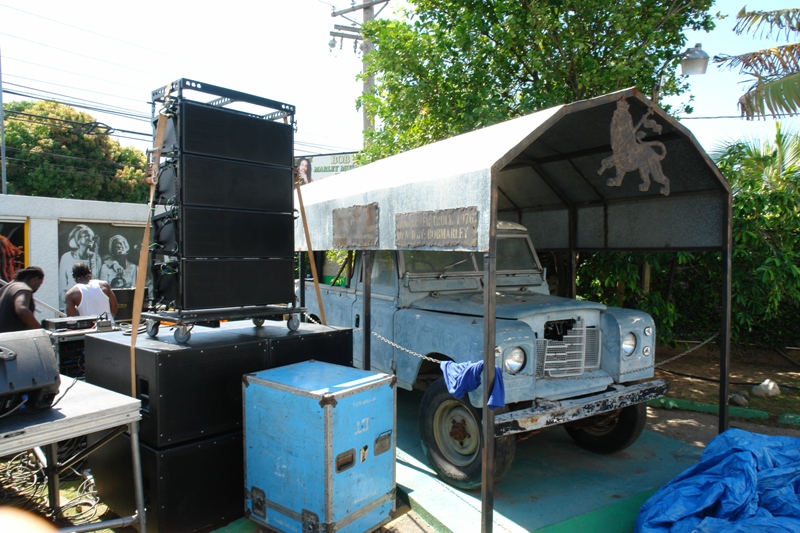      ,   , ,  ( Bob Marley's museum (ex-house) - truck bought in the UK, while being in excile,Kingston Jamaica)